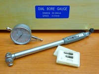 Analog bore gauge with indicator