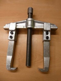 Adjustable two-arm puller for bearings 150 x 150 mm